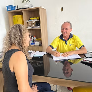 Cliente sendo atendida por um consultor da Casa do Aço